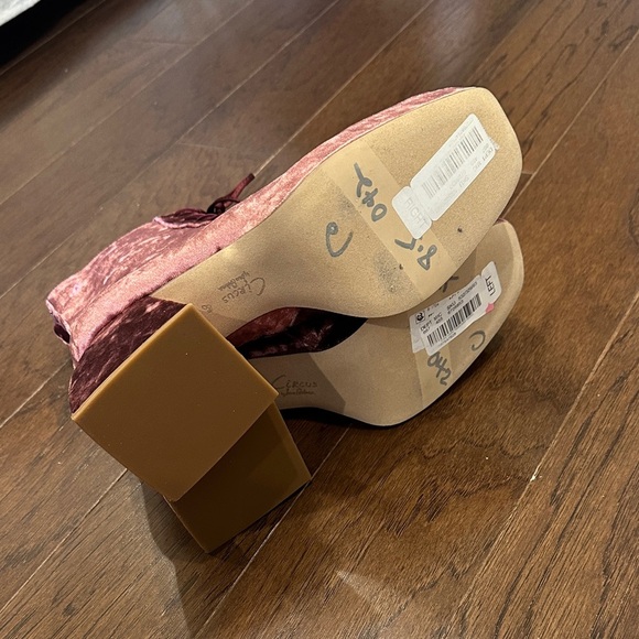 NEW Circus Velvet Lace-Up Ankle Boots in Burgundy- size 8.5 - Picture 6 of 6